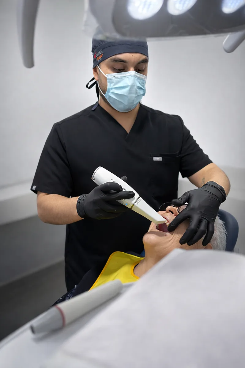 Escáner 3D intraoral en uso, Ulloa Clínica Dental Naucalpan — diagnóstico digital sin moldes